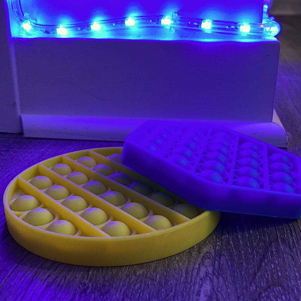 2 popit’s.One blue.One yellow.Barely used. And have a great pop.